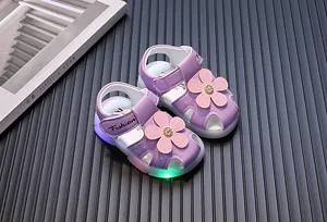 Detailansicht lila Babysandalen mit LED-Leuchtsohlen und rosa Blumendekoration im公主风-Stil