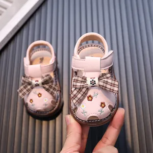 Niedliche rosa Baby-Prinzessin-Sandalen mit karierter Schleife und Blumenstickerei.