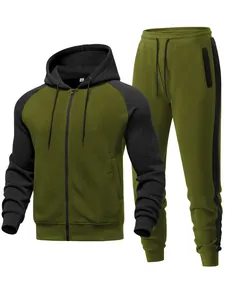 Λεπτομερής προβολή ανδρικής φόρμας fleece σε λαδί χρώμα με ζακέτα με κουκούλα και παντελόνι
