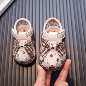 Niedliche Babyschuhe für Mädchen im Sommer mit Karoschleife und Blumenstickerei
