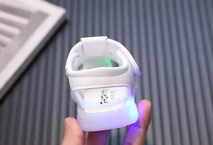 Detailansicht weißer Babysandalen für Mädchen mit einer leuchtenden LED-Sohle im Design