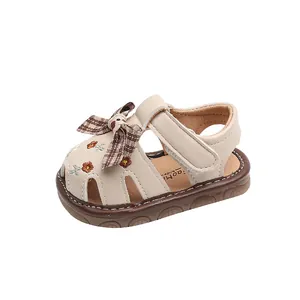 Süße beige Lauflernsandale für Babys mit Schleife und Stickerei, rutschfeste Sohle