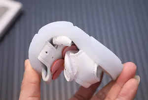 Detailaufnahme flexibler Babysandalen für Mädchen mit weicher Sohle und rosa Blume.