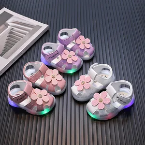 Baby Mädchen Prinzessin Sandalen mit LED Licht Blumen Dekoration Weiche Sohle Erstlingsschuhe Kleinkind Schuhe für Sommer Rosa Weiß Lila