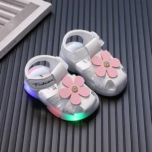 Weiße Babysandalen für Mädchen mit rosa Blume und LED-Leuchtsohlen zum Laufen