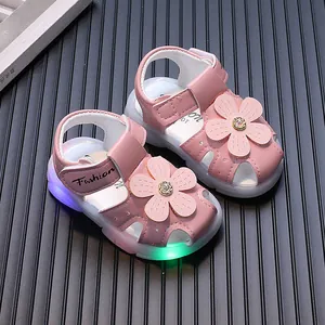 Süße rosa Lauflernsandalen für Mädchen mit 3D-Blumen und bunten LED-Leuchtsohlen