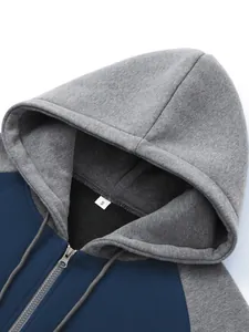 Λεπτομέρεια της κουκούλας fleece και του μεταλλικού φερμουάρ σε μπλε και γκρι φούτερ
