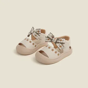 Sandalen voor peutermeisjes in crème met zachte zool en elegante bloemenstrik voor de zomer