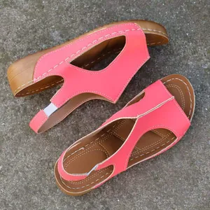 Sandales compensées corail pour femmes avec découpes élégantes et détails de coutures blanches