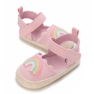 Vista dettagliata di scarpe rosa per neonati con ricamo arcobaleno e suola morbida