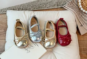 Selezione di scarpe Mary Jane per bambina in vari colori con graziosi dettagli a fiocco
