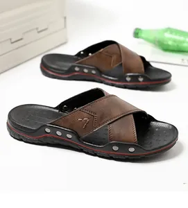 Heren lederen strandsandalen met gekruiste bandjes, klinknagels en stevige zwarte zolen