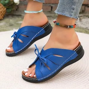 Sandali blu con zeppa e plateau da donna con fiocco e design romano traforato alla moda