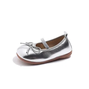 Scarpe argentate per bambina con fiocco e suola morbida antiscivolo per neonati.