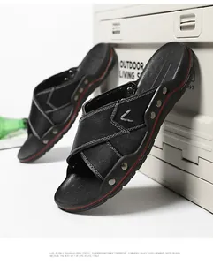 Detailweergave van zwarte lederen outdoorsandalen met stiksels en klinknagels
