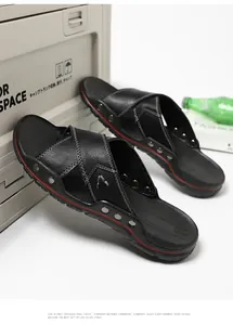 Detail van zwarte lederen outdoorsandalen voor heren met contraststiksels