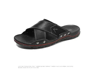 Detail van duurzame heren zwart lederen strand sandalen met witte decoratieve stiksels