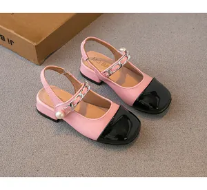 Fashionable pink and black patchwork girls' sandals featuring a pearl chain decoration.