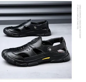 Dettaglio laterale di sandali da uomo in vera pelle con design a punta chiusa