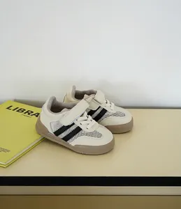 Zapatillas de malla transpirable para bebés con rayas negras para la temporada de verano