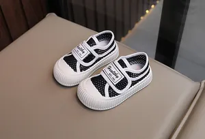 Chaussures d'été en toile maille respirante pour enfants avec bout en caoutchouc blanc.