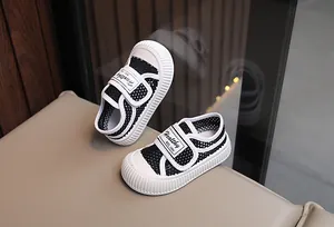 Chaussures en maille respirante pour enfants avec velcro pour le confort d'été