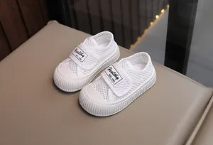 Gros plan sur les baskets blanches en maille respirante pour enfants avec velcro