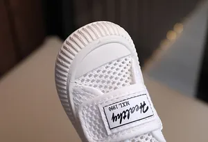 Gros plan sur le tissu en maille respirant et l'embout renforcé des baskets pour enfants