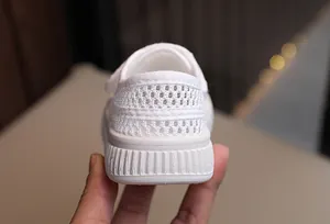Vue détaillée de l'arrière d'une chaussure en toile blanche pour enfant en mesh