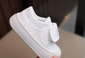 Détail de la tige en maille blanche respirante sur baskets enfant à velcro