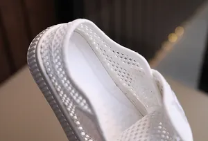 Vue détaillée du tissu en maille blanche respirante sur des chaussures d'été pour enfants