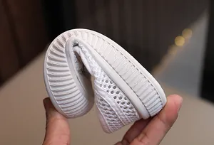 Gros plan de baskets en maille blanche souples pour enfants avec une semelle pliable en TPU