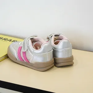Zilveren baby wandelschoenen met ademend mesh en roze strepen voor kleine peuters.