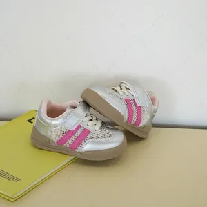 Ademende zilveren mesh baby sneakers met roze strepen voor zomerse peuters.