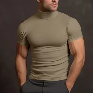 Dettaglio maglietta da uomo a collo alto color kaki, t-shirt elasticizzata aderente