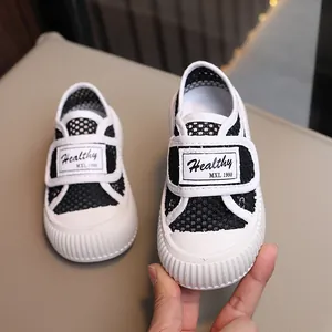 Chaussures en toile en maille respirante pour enfants avec bride velcro noir et blanc