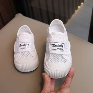 Chaussures en maille blanche respirante pour enfants avec fermeture velcro et bout arrondi