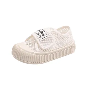 Baskets blanches respirantes en maille pour enfants avec une bande velcro pratique