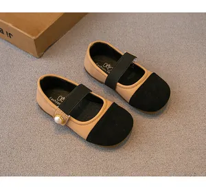 Elegant girls' Mary Jane shoes featuring a stylish two-tone design and pearl accents