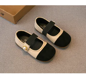 Elegant two-tone girls Mary Jane flat shoes featuring a decorative pearl button