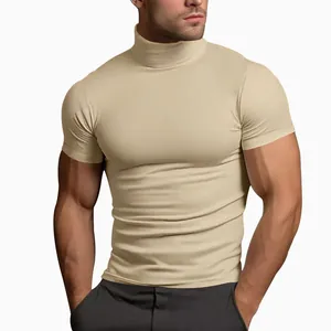 Dettaglio di una t-shirt beige slim fit da uomo con collo alto e maniche corte estive