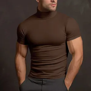 Dettaglio di una t-shirt da uomo marrone scuro attillata a lupetto a maniche corte