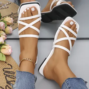 Elegantes sandalias planas blancas de punta cuadrada para mujer con diseño de tiras cruzadas