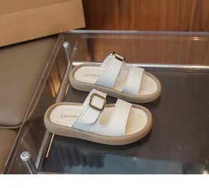 Detailansicht von weißen Kindersandalen mit doppelten Schnallen und weicher Sohle