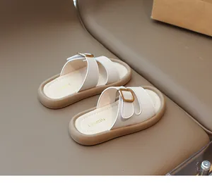 Nahaufnahme von beigen Kindersandalen für den Sommer mit weicher Sohle und Schnallendesign
