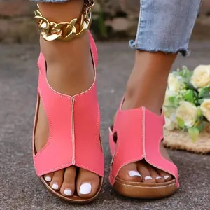 Detailweergave van roze sleehaksandalen met contraststiksels en opengewerkt design