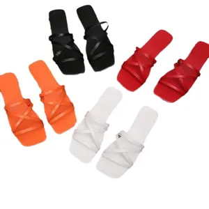 Elegantes sandalias planas de punta cuadrada con tiras cruzadas en varios colores de verano.