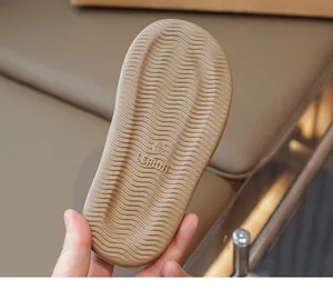 Detailansicht der rutschfesten Wellenstruktur-Sohle einer flexiblen Kinder-Sommersandalette.