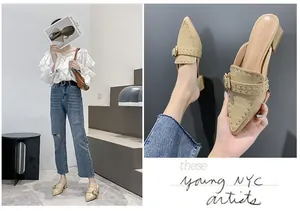 Eleganti sabot beige con borchie, punta affilata e comodo tacco largo da donna.