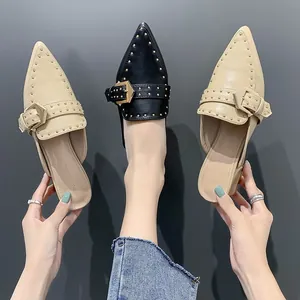 Eleganti mule a punta con borchie, tacco a blocco e un dettaglio fibbia cintura